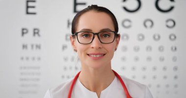 Güzel bir göz doktorunun portresi, yakın plan. Göz muayenesi, gözlük ve çerçeve seçimi