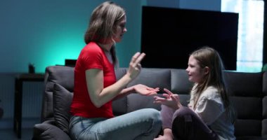 Bir anne ve kızı evlerinde keyifli ve eğlenceli bir anı paylaşıyor. Saf neşe ve bağları besliyor.