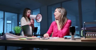 Geç saatlere kadar çalışan bir kadın, elinde megafon olan bir çocuk tarafından neşeli bir şekilde rahatsız edilir ve tam bir kaosa yol açar.