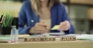 Profesyonel bir ortamda, stratejik planlama ve organizasyonla kapsamlı bir iş planı oluşturmaya odaklanmış.