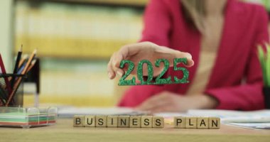 Kapsamlı bir 2025 iş planının görselleştirilmesi, temel araçlardan yararlanmak ve odaklanmayı sürdürmek