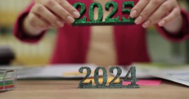 2024 ve 2025 yıllarını vurgulayan, gelecekteki temel planlama ve gelecekteki hedefleri sembolize eden odaklanmış, net bir çekim.