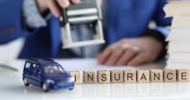 Küçük bir araba ve sektörde kullanılan temel kağıt işleriyle birlikte araç sigortası süreçlerinin tasviri