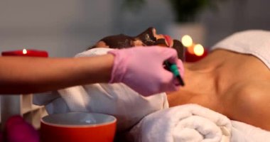 Huzurlu bir kaplıca ortamında lüks bir çikolata maskesi içeren rahatlatıcı bir yüz tedavisinin tadını çıkarın.