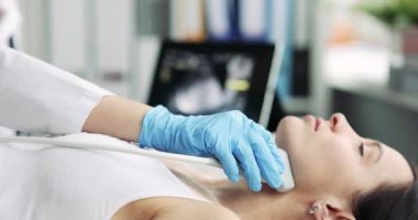 Modern, şık bir estetik klinikte, temiz ve davetkar bir ortamda yüz bakımı gören bir kadın.