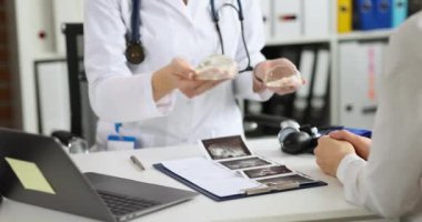 Bir sağlık uzmanı, optimum bakım için klinik ortamdaki bir hastayla ilaç seçeneklerini tartışıyor.