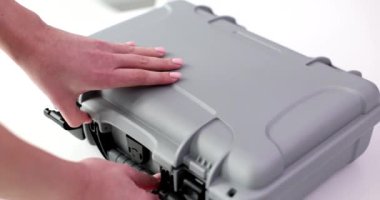 Bu, sağlam bir gri ekipman dosyasının güvenli bir şekilde kapatılmasının yakın çekim görüntüsü, ki bu medya depolamak için ideal