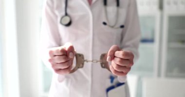 Bir doktor, sağlık sektörüyle hukuki otorite arasında ciddi bir çatışma olduğunu belirterek kelepçelendi.