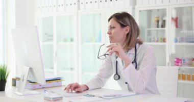 Yetenekli bir kadın doktor, profesyonel bir tıbbi çalışma alanındaki bilgisayardaki önemli verileri analiz ediyor.