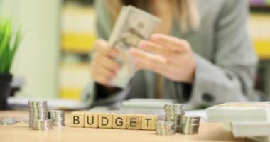 Yetenekli bir profesyonel, ön plandaki çeşitli bütçe engelleriyle finansmanı yönetirken nakit akışını gözden geçiriyor