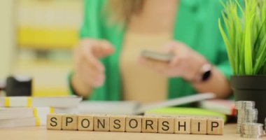 İş ve pazarlama stratejilerinde yaygın olan çeşitli sponsorluk kavramlarına daha derine dalmak