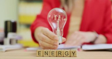 Profesyonel bir çalışma ortamı içinde çeşitli enerji kavramlarının görsel ve yaratıcı bir temsili.