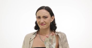 Genç bir kadın, tiksindiğini ifade etmek için ağzını eliyle kapatıyor. Esmer saçlı bir kadın iğrenme duygusunu göstermeyi reddederek el sıkışıyor.