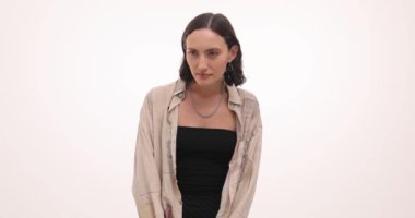 Genç bayan dikkatle el kulağına yerleştiriyor. Esmer kadın, fısıldayan dedikodulara çok dikkat ediyor.