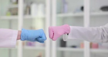Labaratuvar çalışanları lateks eldivenleriyle iş yerinde karşılama için yaptıkları deneylerden memnun kaldıklarını laboratuvar jestlerini kullanarak ifade ediyorlar.