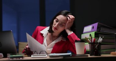Yorgun kadın yönetici gece ofisinde çalışırken uyuyakalıyor. Ticari belge kontrolünden sıkılan patroniçe geç saatlere kadar kalmaktan bıktı.