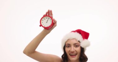 Kalkmış bir el, etkili zaman yönetimi ve aciliyetin önemini sembolize eden parlak kırmızı bir saat tutar.