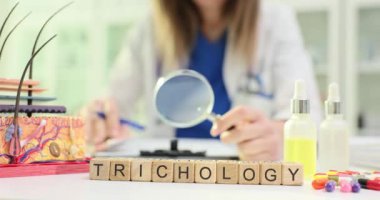 Trikolojiyi araştırın, bilim dikkatli bir inceleme ve araştırma yoluyla saç ve kafa derisi sağlığını incelemeye odaklandı.