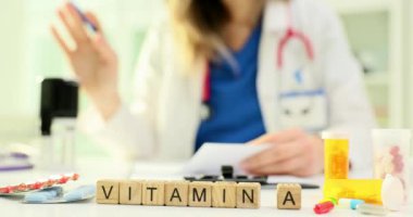 Bilge bir doktor genel hasta sağlığı ve sağlığında A vitamininin önemini vurgulamaktadır.