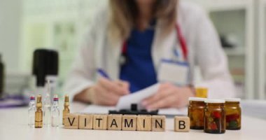 Bir sağlık uzmanı, B vitamini takviyelerini etkinliklerini değerlendirmek için klinik bir ortamda inceler.