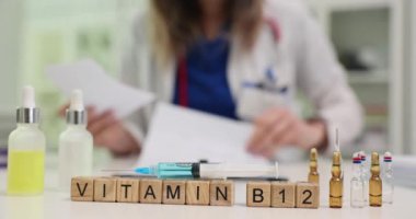 Klinik bir ortamda B12 vitamini takviyeleri ve şırıngaları ustalıkla idare eden nitelikli bir sağlık uzmanı