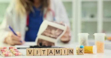 Bir sağlık uzmanı, klinik tedavi ortamında K vitamini ile ilgili çeşitli verileri ayrıntılı bir şekilde inceler.