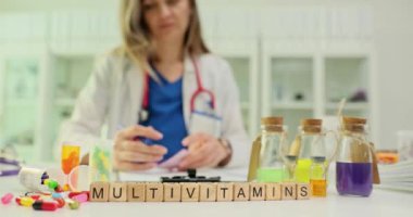 Bir sağlık uzmanı multivitaminleri araştırır, laboratuvar örneklerini ve ilaç ürünlerini etkinlik ve güvenlik açısından analiz eder.