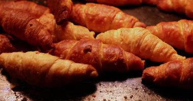 Lezzetli altın kruvasanların ağız sulandırıcı tadını çıkarın. Kahvaltı, brunch ya da lezzetli bir aperatif olarak.