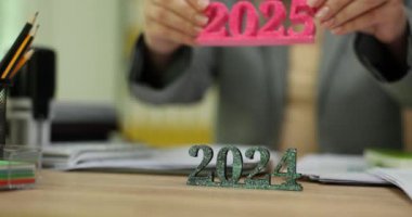 Bir iş adamı, etkili bir planlama için meslektaşlarıyla 2024 ve 2025 yılları arasında tartışmalar düzenler.