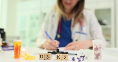 Bilge bir doktor, klinik sağlık ortamında D3 ve K2 vitaminlerini ayrıntılı bir şekilde gözden geçirir.