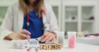 Kendini işine adamış bir sağlık çalışanı, klinik ortamdaki çinko takviyelerini ve çeşitli ilaçları titizlikle gözden geçiriyor.