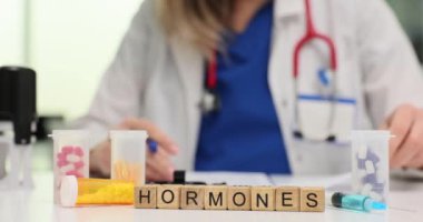 Bu klinik ortamda, hormonların sağlık teşhisi ve tedavi yöntemlerindeki kilit rolünü araştırın.