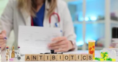 Bir tıp uzmanı, sağlık sigortası çerçevesinde antibiyotik reçetelerini dikkatle belgeliyor.