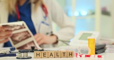 Bir sağlık uzmanı hasta görüntülerini ve detaylı ilaç bilgilerini klinik ortamlarda inceler