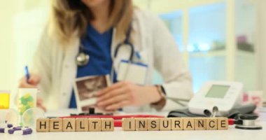 İşine bağlı bir sağlık uzmanı, hastalarla aktif olarak ilgilenirken sağlık sigortası seçeneklerini araştırır