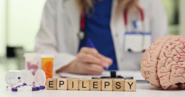 Epilepsinin görsel bir temsili. İlaçlar ve beyin modeli. Eğitimsel anlayış için yapılmış.