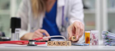 Kendini adamış bir sağlık uzmanı kanserle ilgili önemli bilgileri ve ilaçları ayrıntılı bir şekilde analiz ediyor.