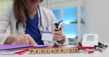 Kendini adamış bir çocuk doktoru, çocuk sağlığı hizmetlerinde danışma, somutlaştırma ve uzmanlık için hazırlanır.