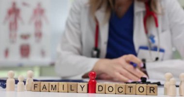 Tıbbi figürlerin yanında Scrabble harfleri de içeren bir aile doktoru konsepti.