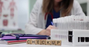 Stetoskop ve laboratuvar test tüpleri de dahil olmak üzere çeşitli tıbbi malzemelerin yer aldığı detaylı bir sağlık kontrolü sahnesi.