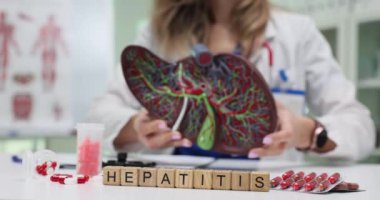 Hepatitin karaciğer sağlığı ve işlevi üzerindeki etkilerini bu bilgilendirici tıbbi görsel yolla araştırın.