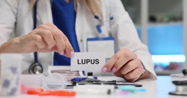 Bir sağlık uzmanı, bir klinik ortamda lupus karmaşıklığını vurguluyor, eğitimi vurguluyor.