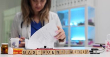 Tıbbi bir ortamda, bir sağlık uzmanı gastroenteritle ilgili çeşitli belgeleri ayrıntılı bir şekilde inceler.