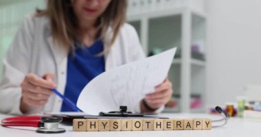Kendini adamış bir fizyoterapist özenle hasta değerlendirmeleri ve özenle hazırlanmış tedavi planları üzerinde çalışıyor.
