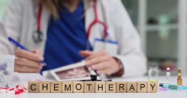 Nitelikli bir tıp uzmanı kemoterapi seçeneklerini ve hasta bakımının temel yönlerini inceler.