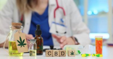 Kendini adamış bir sağlık uzmanı klinik ortamlarda çeşitli temel CBD ürünlerini titizlikle inceler.