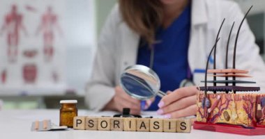 Özel laboratuvar ekipmanları, büyüteç ve detaylı bilgi verici görsellerle sedef hastalıklarını iyice inceliyorum.