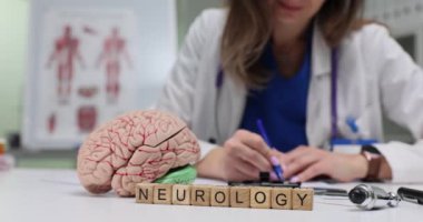 Bir nöroloji uzmanı, özel sağlık hizmetlerindeki beyin yapılarını ve işlevlerini araştırır ve analiz eder.
