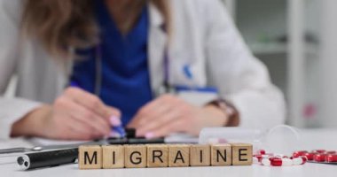 Bir sağlık uzmanı çeşitli ilaçlarla çevriliyken etkili migren tedavilerini tartışır