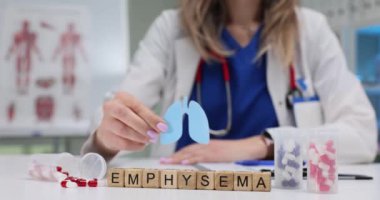 Kendini adamış bir sağlık uzmanı çeşitli modeller ve bloklar kullanarak amfizemin karmaşık durumunu açıklıyor.